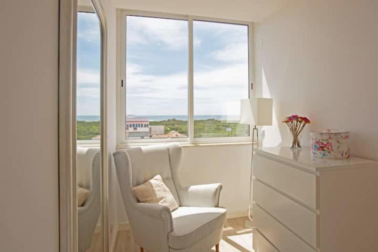 Magnificent 1 Bedroom Apartment With Views Over The Ocean Costa de Caparica Exteriér fotografie